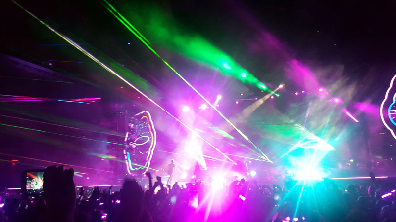 Dekorasi Laser Konser Coldplay | Andryo's Blog